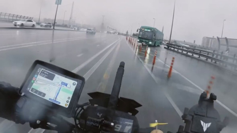 Yolda sürücü ilə motosikletçi arasında GƏRGİNLİK – VİDEO