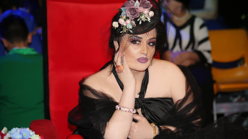 Elza Seyidcahanın yazdığı şeiri dərsliyə saldılar