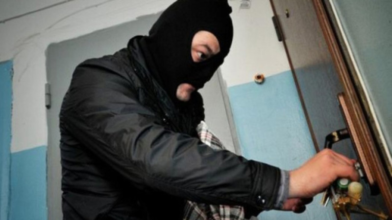 Evdən 10 min manat oğurlayan şəxs saxlanılıb 