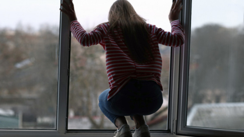 Yasamalda 14 yaşlı qız özünü binadan atdı