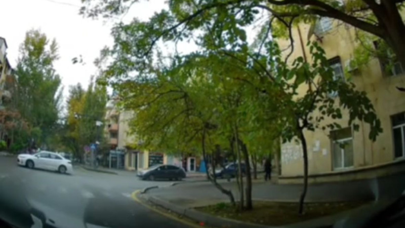 Bakıda qaydaları heçə sayan sürücü qəzaya səbəb oldu - ANBAAN VİDEO