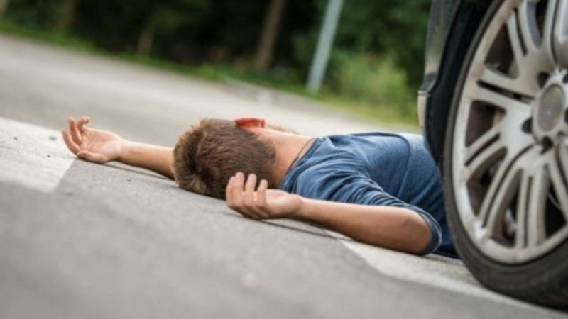 Maşın qəza törədən sürücünün üstündən keçdi 