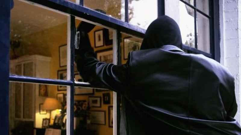 Altı evdən oğurluq etdi, tutuldu