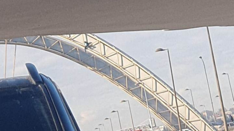 Bakıda intihara cəhd: Kuryer özünü körpüdən atmaq istədi - YENİLƏNİB 