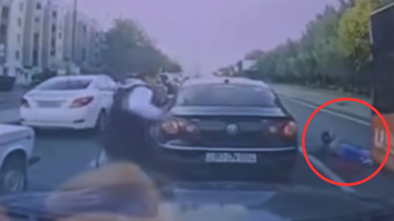 Uşaq anasının əlindən qaçdı, avtobus vurdu - VİDEO   