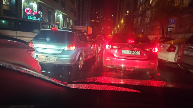 Bakının bu yollarında tıxac yaranıb - Hərəkət dayanıb + FOTO