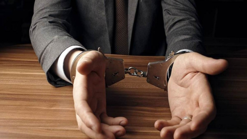 Sahibkarları  rüsvayedici məlumatlar yaymaqla hədələdilər, həbs olundular 