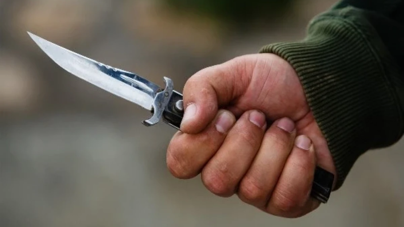 Məhkəmə bacısına görə nazirlik əməkdaşını bıçaqlayan şəxslə bağlı QƏRAR VERDİ