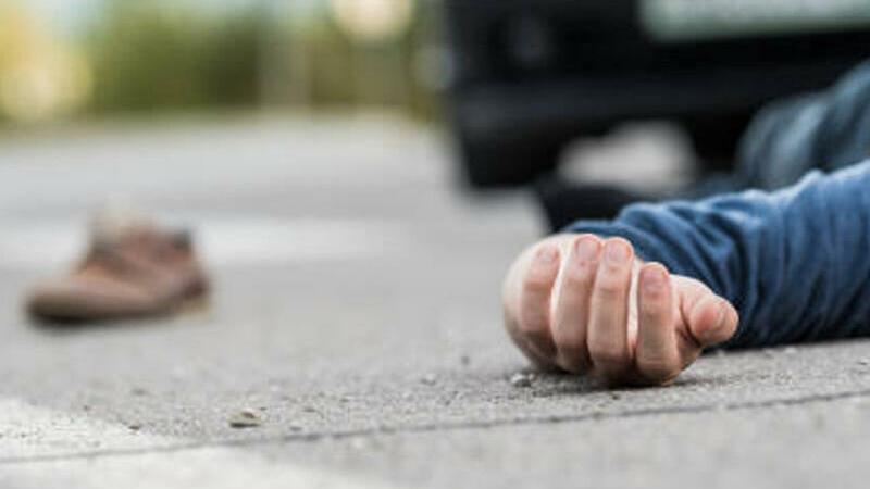 Suraxanıda avtomobil piyadanı vuraraq öldürüb