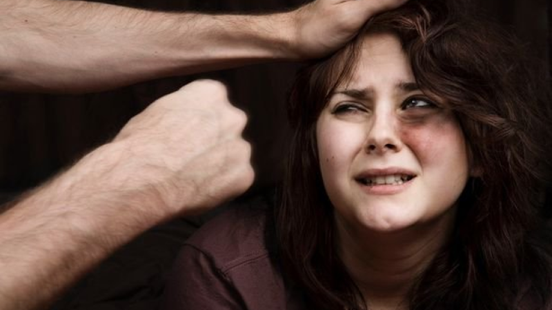 Mağazanın mühafizəçisi qadın müştərini döydü - QƏRAR