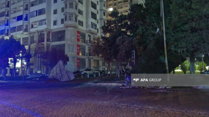 Bakıda yaşayış binasının dam örtüyü uçub