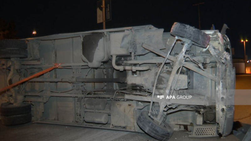 Ziya Bünyadov prospektində yük avtomobili aşıb