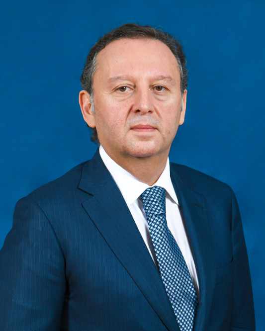 Deputat əmisi qızını işdən çıxarıb yerinə öz xanımını təyin etdi - FOTO