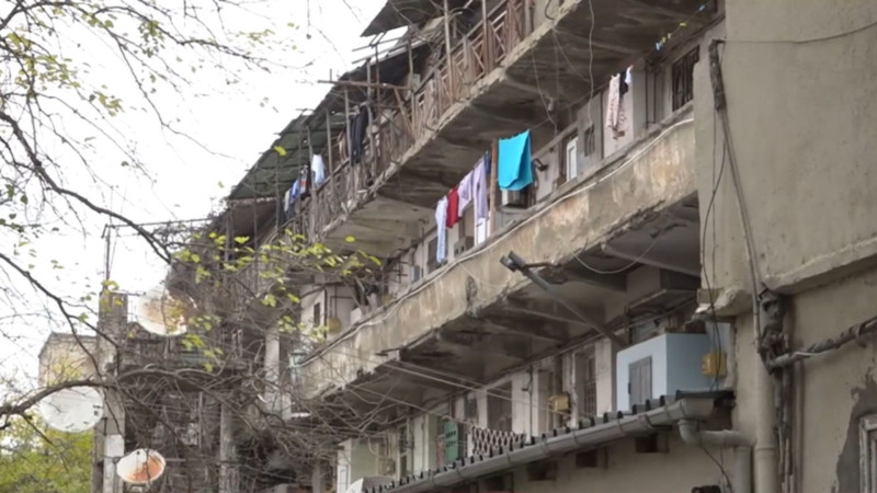 Şəhərsalma və Arxitektura Komitəsi binanın sökülməsinə icazə vermir? - Sakinlər qorxu içində + VİDEO 