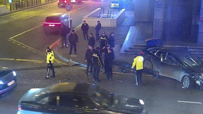 Qəza zamanı svetofor aşdı 