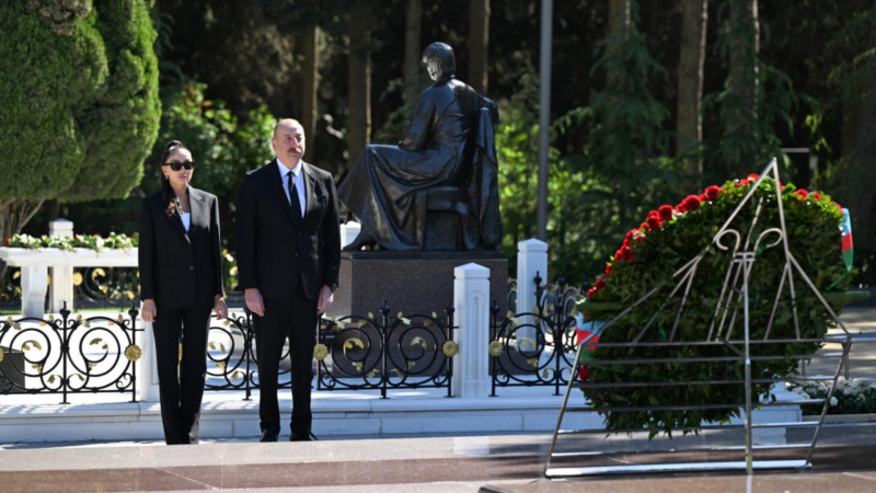 Prezident və birinci xanım Ümummilli Lider Heydər Əliyevin məzarını ziyarət ediblər - FOTO/VİDEO + YENİLƏNİB