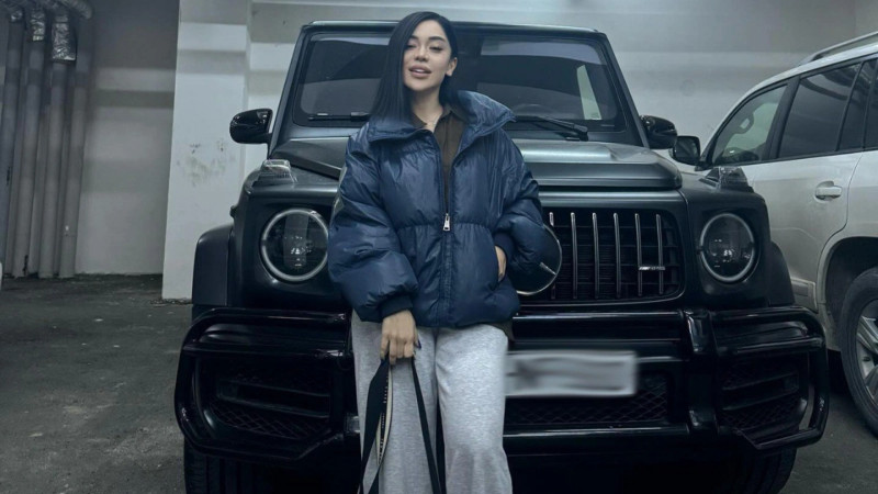 Altı diplomu ilə gündəmə gələn aparıcı lüks maşını ilə qəzaya düşdü: Sifarişlidir - VİDEO