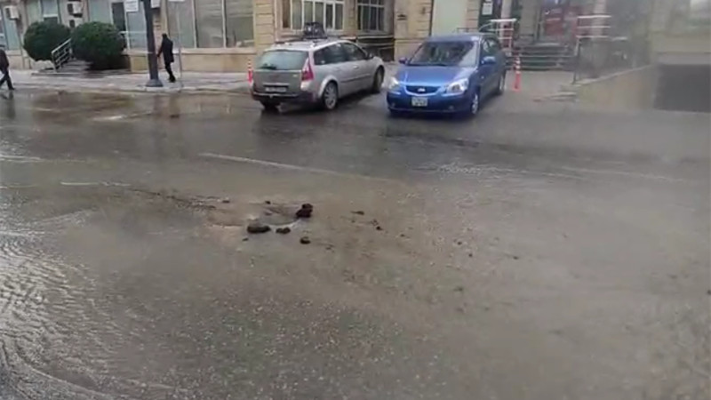 Bakıda boru partladı, yolu su basdı - VİDEO