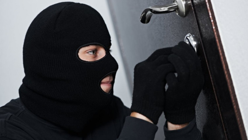 Bakıda evdən 10 min manatlıq əşya oğurlandı 