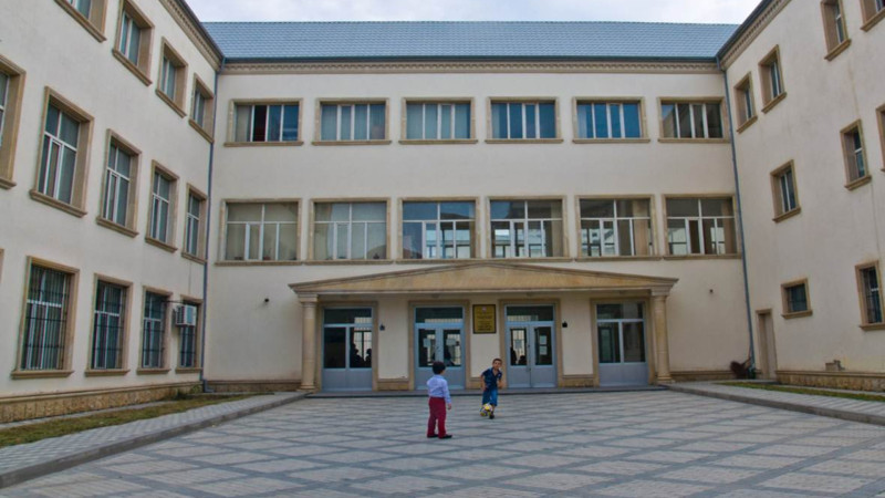 Bakıda müəllim 3-cü sinif şagirdlərinin ağzını skoçladı – İDDİA