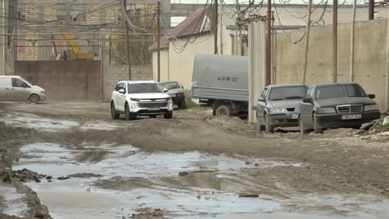 Binəqədidə yollar asfalt üzünə həsrət qalıb: Sakinlər çətin vəziyyətdə - VİDEO