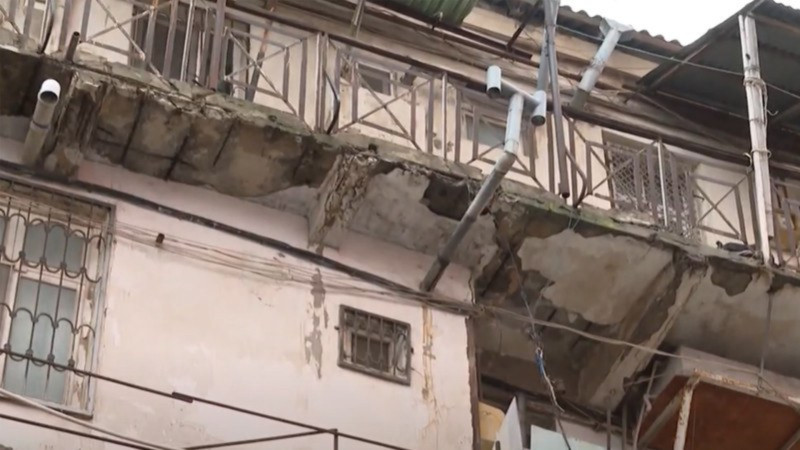 Bakıda 2011-ci ildə qəzalı elan edilən bina niyə sökülmür? - VİDEO