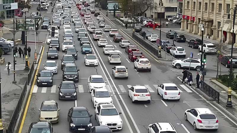 Bakı yollarında səbəbi bilinməyən sıxlıq yaranıb