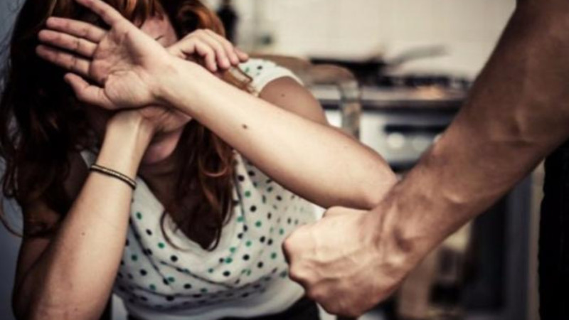 Kişi ona səsini ucaldan 7 uşaq anası olan arvadını döydü