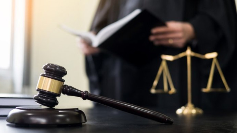 Yüzlərlə təqaüdçünü aldadan qadın hakim qarşısına çıxarılır - FOTO 