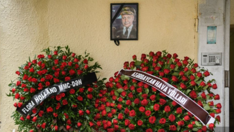 Qəzaya düşən təyyarənin kapitanı İqor Kşnyakinin xatirəsi Bakıda ehtiramla yad olunur - FOTO