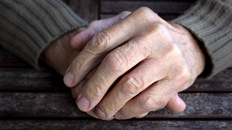 Xırdalanda yaşlı qadını hədələyərək sırğalarını oğurladılar