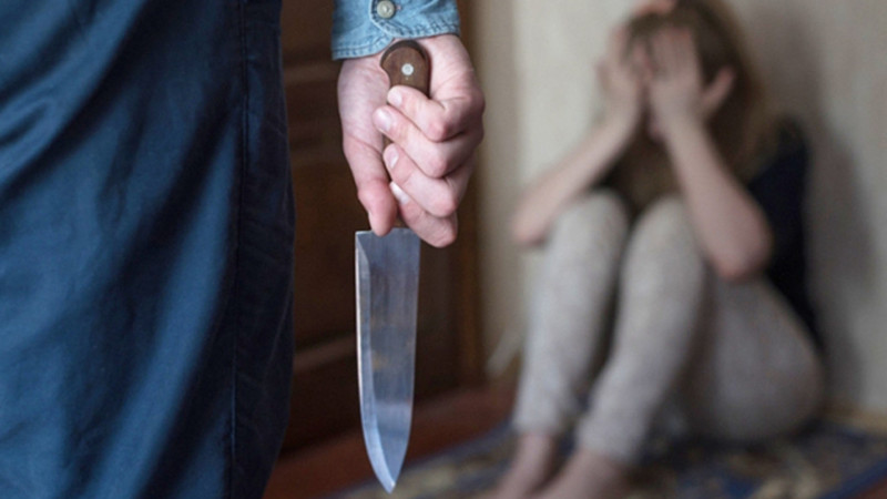 Bakıda qardaş bacısını bıçaqladı