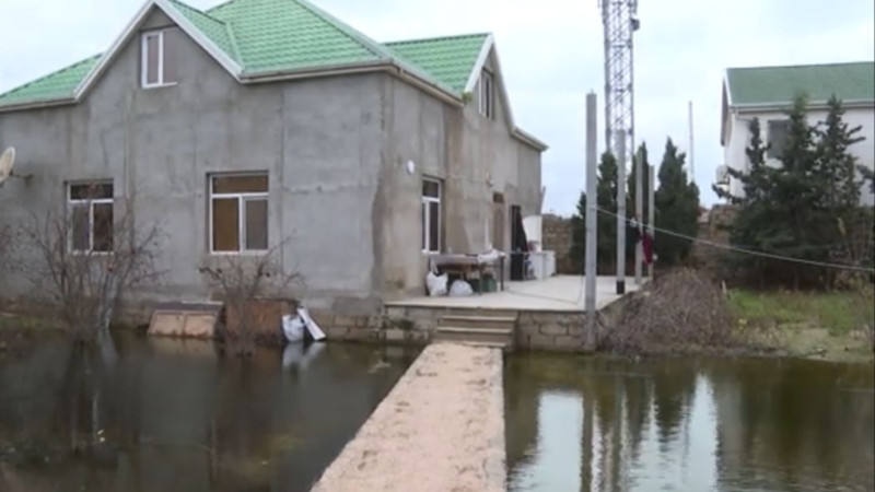 Buzovna sakinləri yağış sularının evlərinə dolmasından şikayətçidirlər - VİDEO 