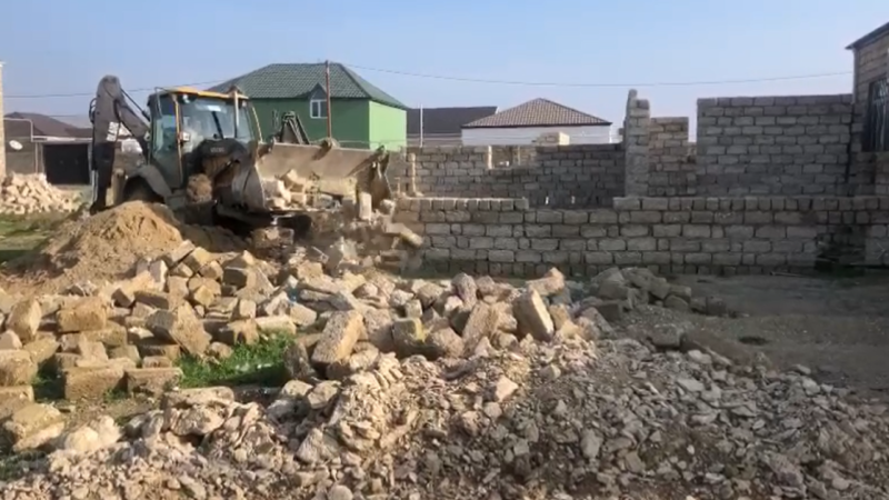 Binədə qanunsuz tikililər söküldü - VİDEO