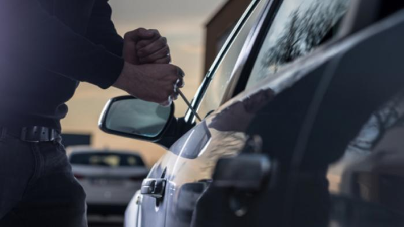 Binəqədidə “Mercedes” qaçırıldı