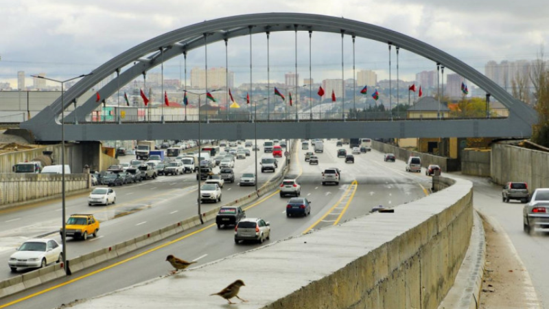 Xırdalan dairəsində DƏHŞƏT: Kişi özünü körpüdən atdı