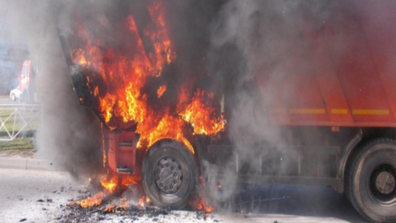 Abşeronda yük maşını yandı