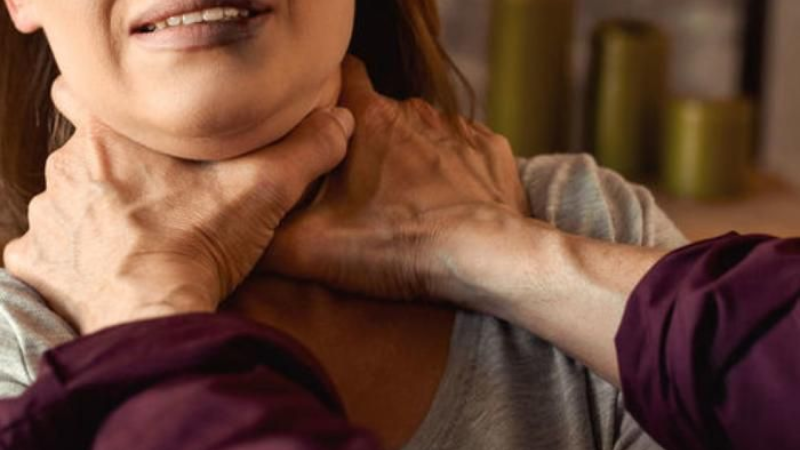 Başqası ilə yazışmasını tutdu, arvadını boğaraq öldürdü