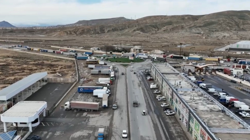 Məşhur ticarət mərkəzinin yaxınlığındakı yol sürücüləri çaşdırır - VİDEO