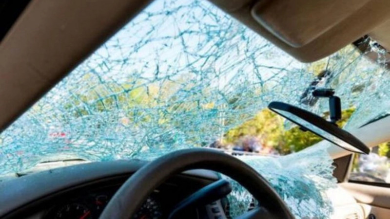 Bakıda avtomobil maneəyə çırpılıb, xəsarət alan var