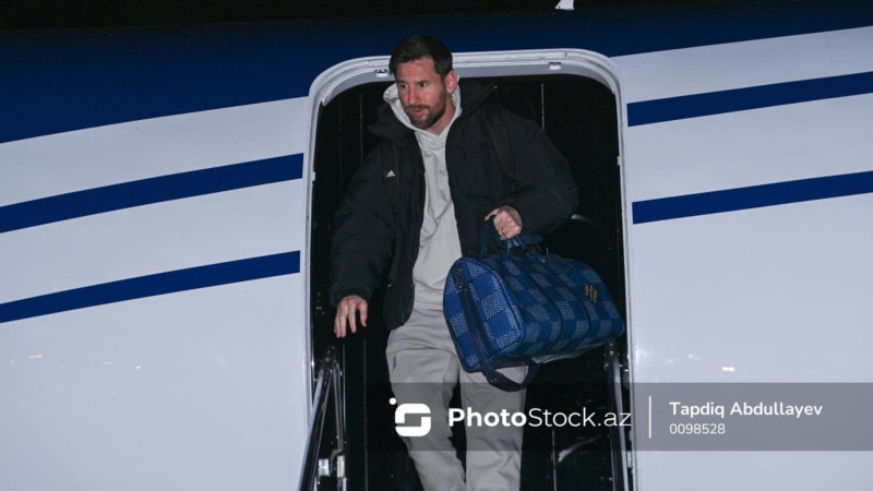 Messi və komanda yoldaşları Bakıya gəldi - VİDEO