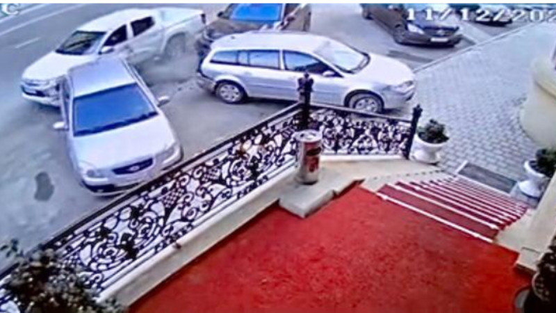 Bakıda otelin qarşısında baş vermiş zəncirvari qəza kameraya düşdü - ANBAAN VİDEO