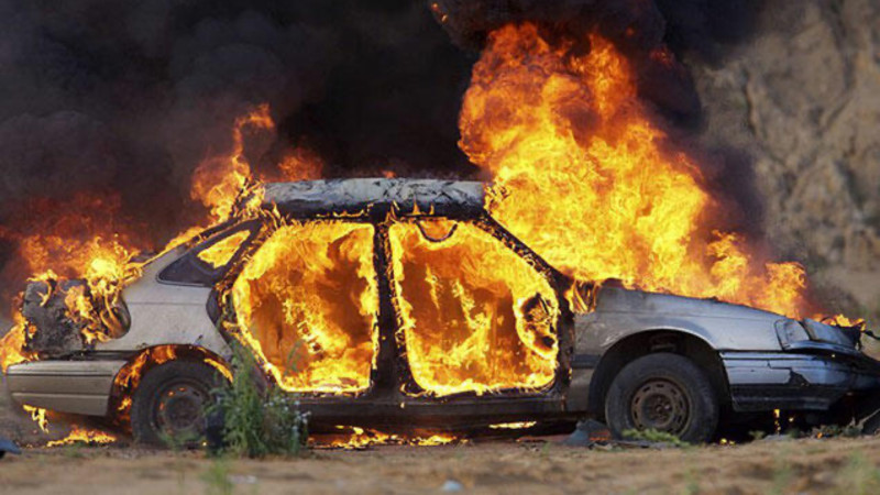 Bakıda avtomobil yanıb kül oldu