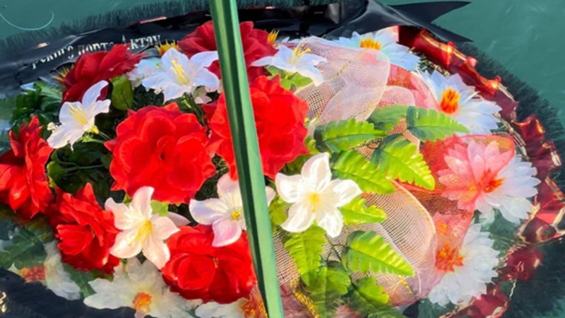 Xəzərə təyyarə qəzasında həlak olanların xatirəsinə çələnglər buraxılıb - FOTO/VİDEO