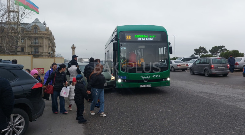 Bayılda “Toyota Prius” avtobusa çırpıldı – FOTO/VİDEO