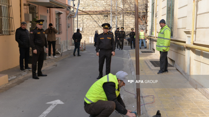 FHN əməkdaşları maneələri sökdü – Yanğınsöndürənlərə mane olurmuş