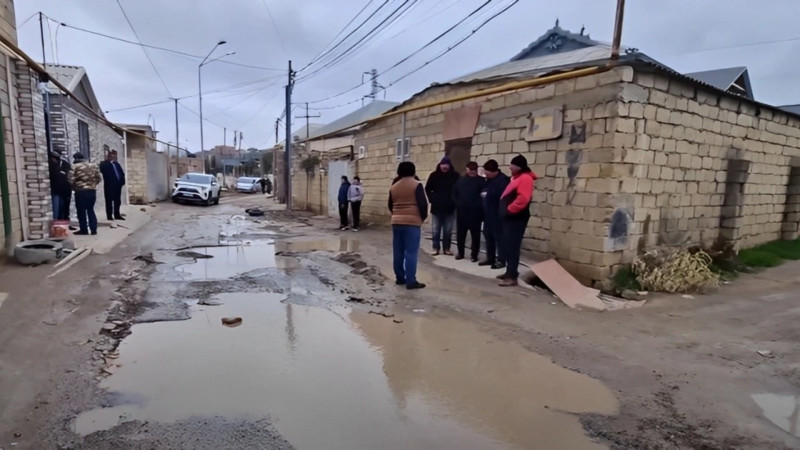 Masazırda kanalizasiya xətti partladı: Yeni çəkilən yol sıradan çıxdı - VİDEO 