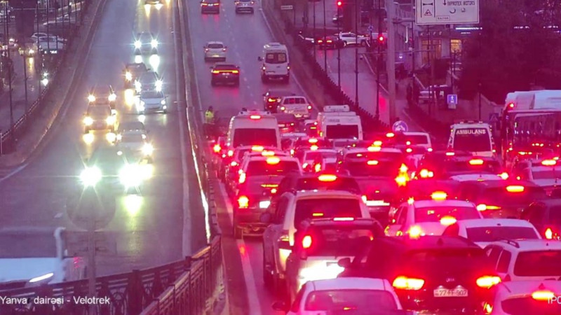 Nasaz avtomobil “Koroğlu”da tıxac yaradıb