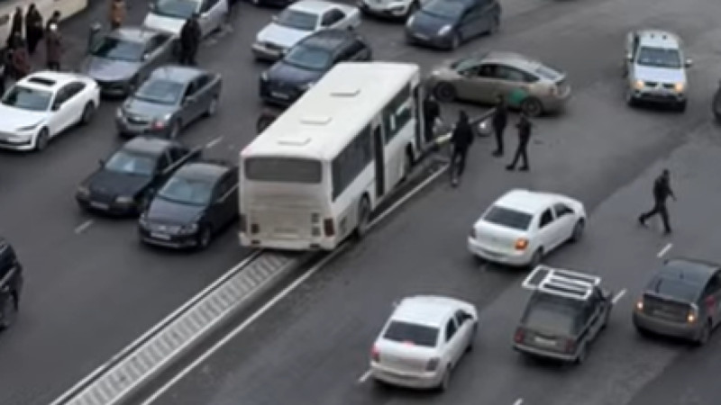 Bakıda sərnişin avtobusu qəzaya uğradı - VİDEO