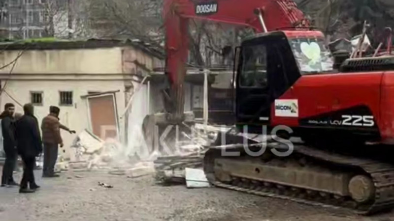  Şuşa restoranının sahibi ilə söküntünü aparanlar arasında İNSİDENT - VİDEO